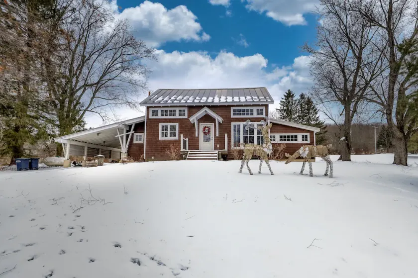 Modern Chalet, 2 Acre lot, HOT TUB and NEW OUTDOOR FIREPIT - Image 1
