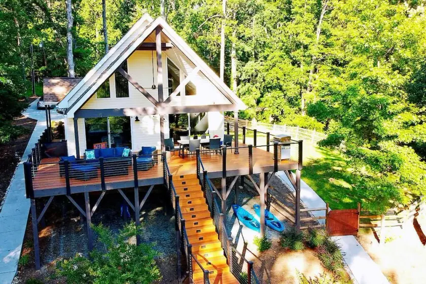 Lakefront retreat for family, friends & fun! - Image 1