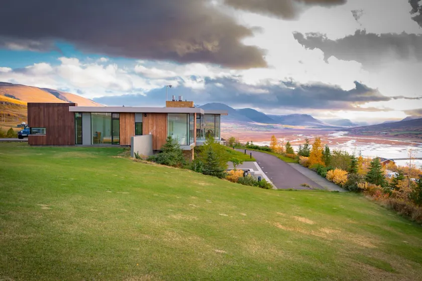 Eksklusiv villa overfor Akureyri - Image 1