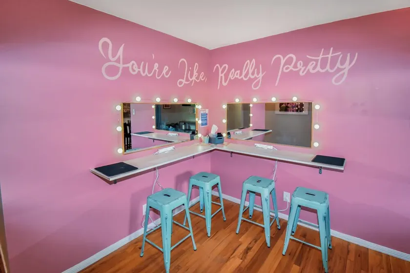 Super Cute Five Bedroom Home in Denver Perfect For Girls Trips - Image 1