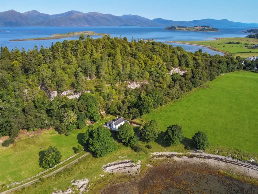 4 bedroom accommodation in Port Appin - Image 1