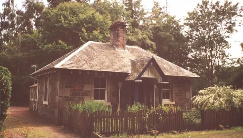 Eagle Lodge, Gatehouse next to A73, Self catering cottage, Pets welcome - Image 1