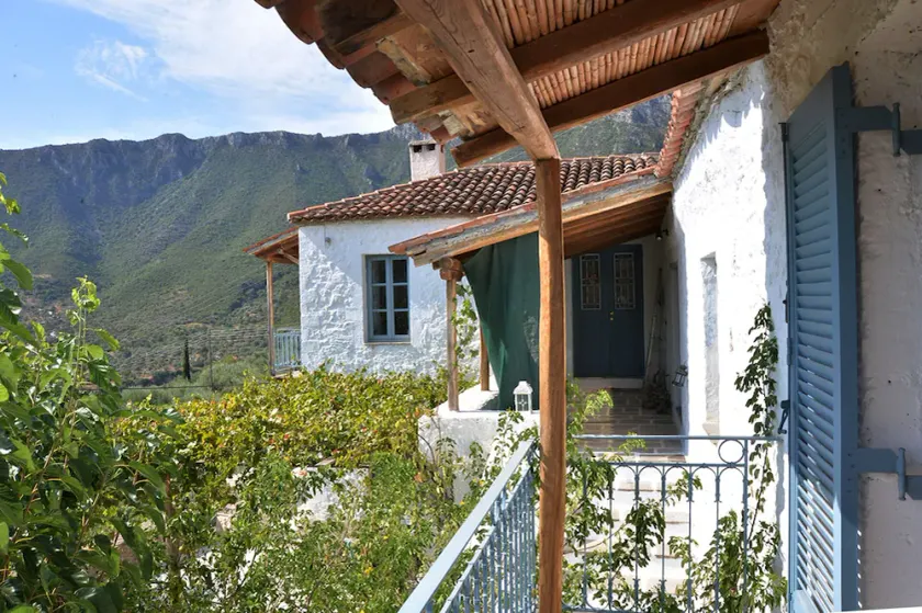 Maison grecque restaurée de caractère à proximité de la montagne et de la mer - Image 1
