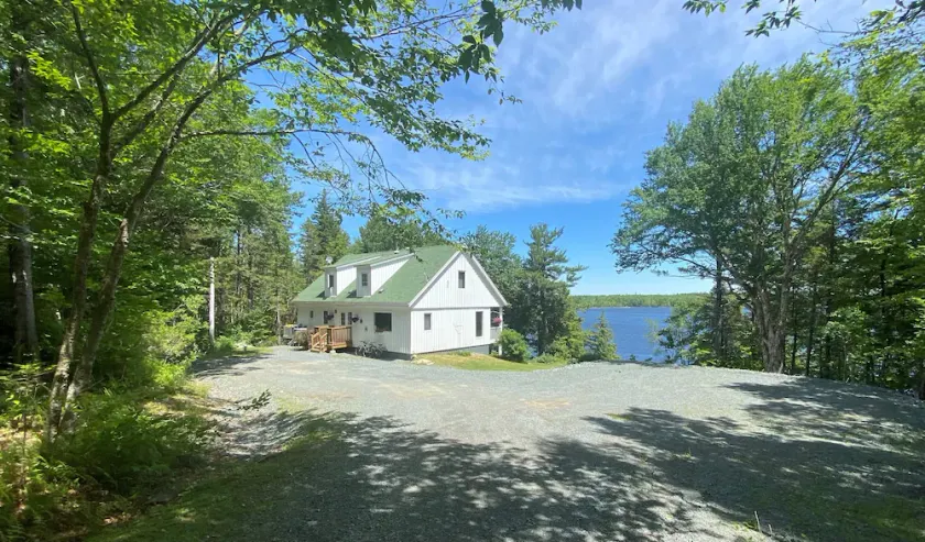 Tranquil Lakefront Property, Situated in the Heart of the South Shore - Image 1