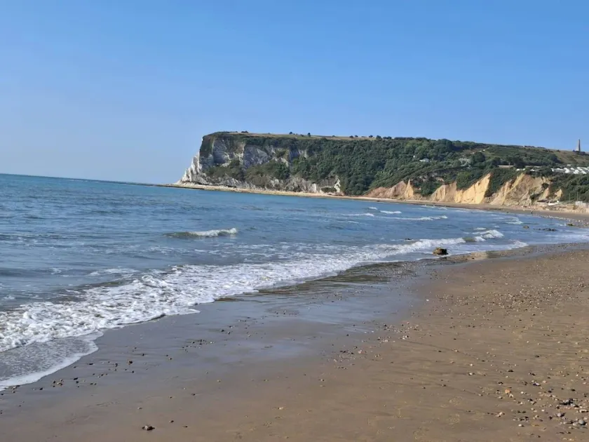 2Bed-Cabin Sleeps 4 WiFi Free Parking Sea Views - Image 1
