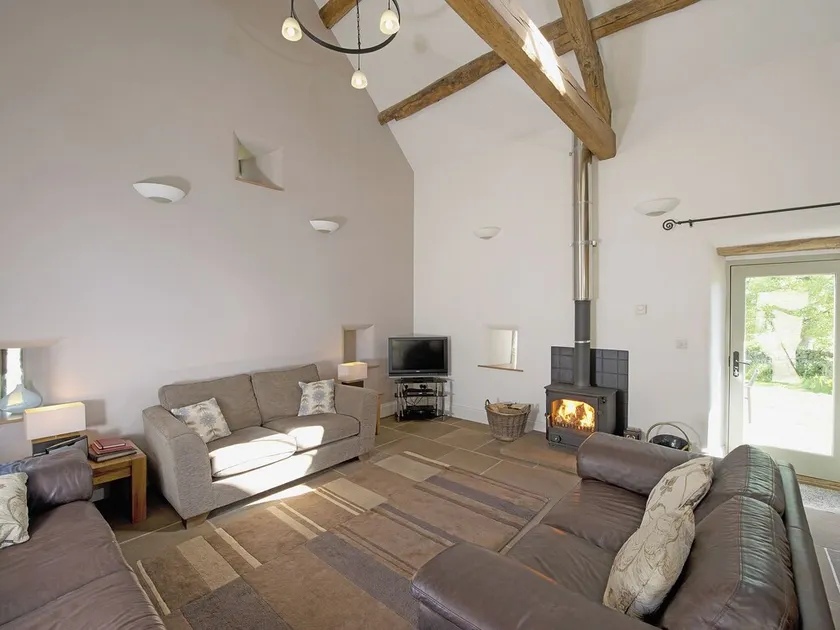 4 bedroom accommodation in Castleton - Image 1