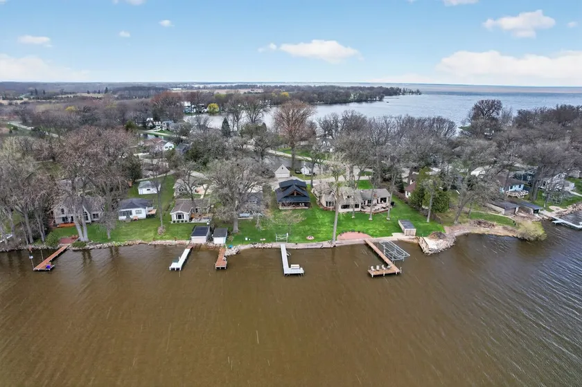 The Point on Winnebago: Dock. Dine. Unwind. - Image 1