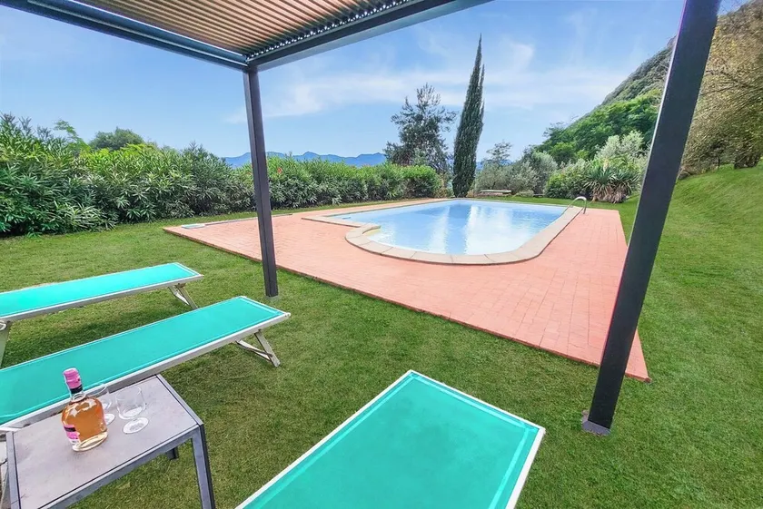 Propriété magnifiquement situé au calme et avec une grande piscine privée - Image 1