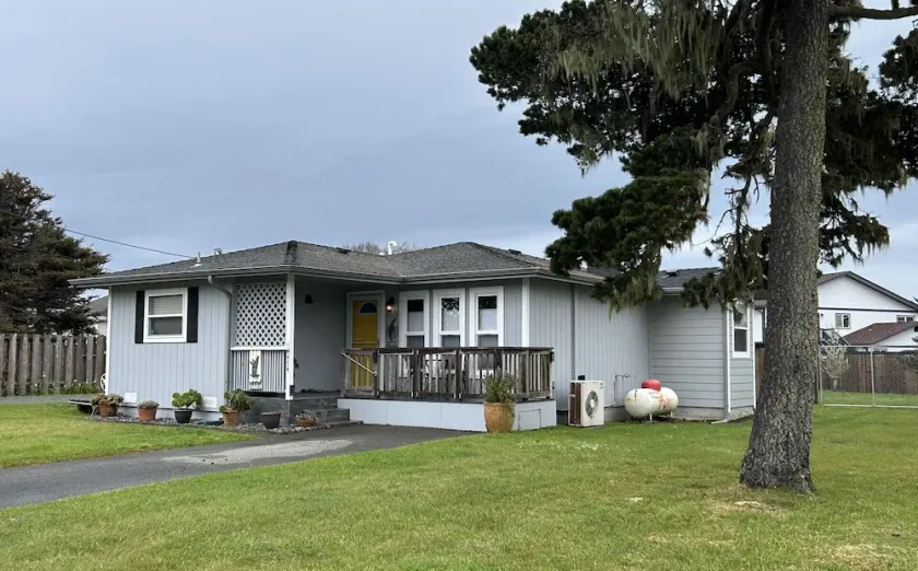 Whale Watch Cottage 1 block from beach - Image 1