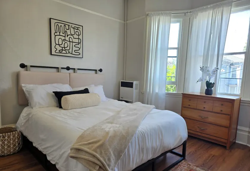 GORGEOUS 3 BEDROOM IN DOWNTOWN - Image 1