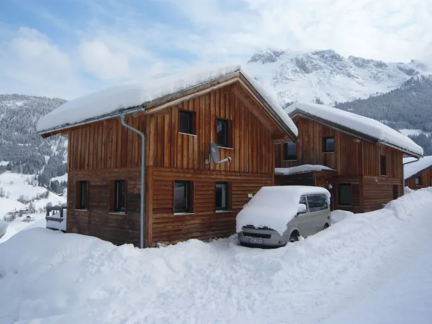 50 m to the slopes, own parking lot - Image 1