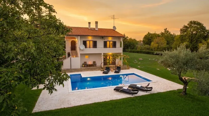 Apartment with private pool and large garden - Image 1