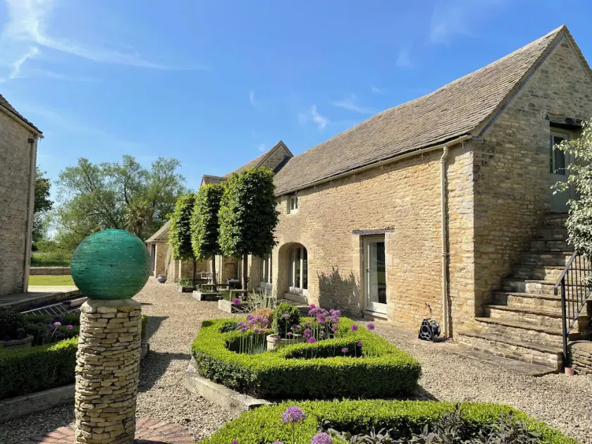 Stunning 6 Bedroom Riverside Barn Cotswold Mill - Image 1