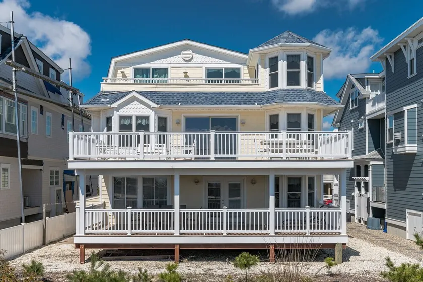  7 Bedroom Beach Front House - Image 1