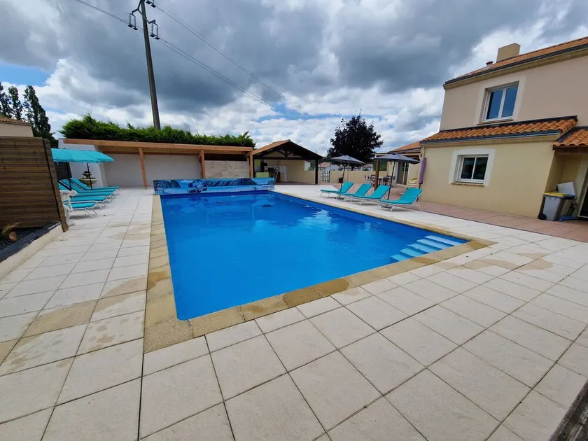 PROXIMITE DE PORNIC  VILLA 230 M2   TERRASSE   PISCINE 12 M\n CHAUFFEE   JACUZZI - Image 1