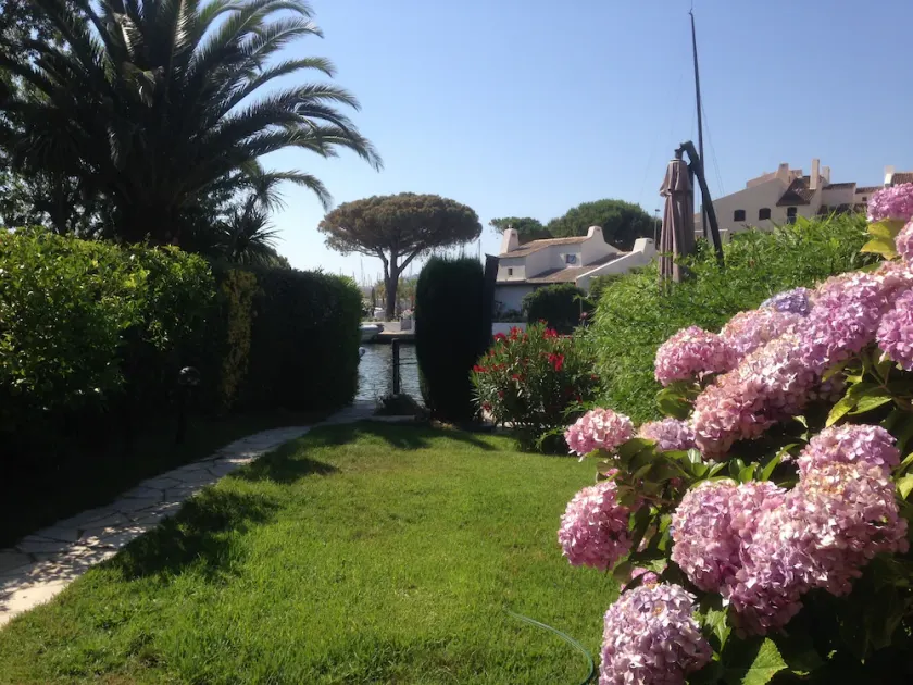 Renovated south-facing apartment in Port-Grimaud with large garden and mooring - Image 1