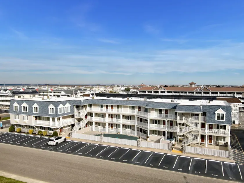 Beachblock condo with pool and only steps from the beach - Image 1