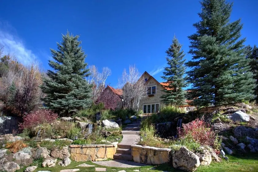 Luxurious Mountain Retreat with Pool Midway - Image 1