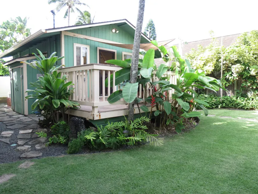 Cottage-Very Close to Beach-Quiet A/C-Full Kitchen with Range/Oven-Deck-Laundry - Image 1