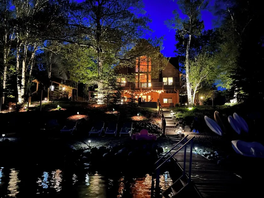 Stunning log home on Pike Lake with many amenities. Perfect for larger groups - Image 1