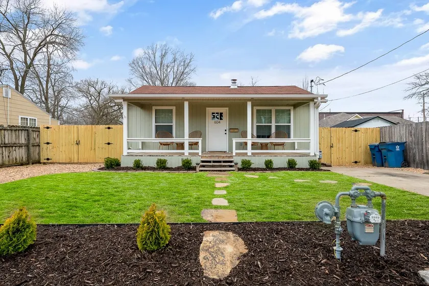 Dog-friendly home with a firepit, yard, washer/dryer, central AC & game room - Image 1