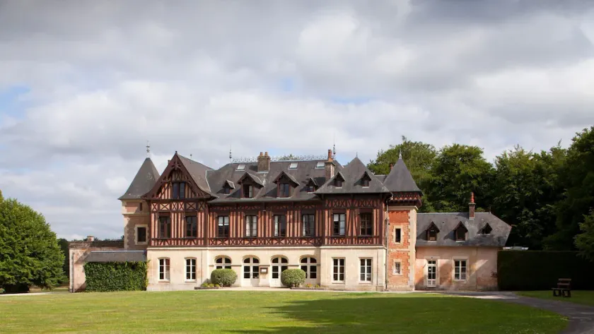 Manoir au cœur d'un vaste domaine forestier - Image 1
