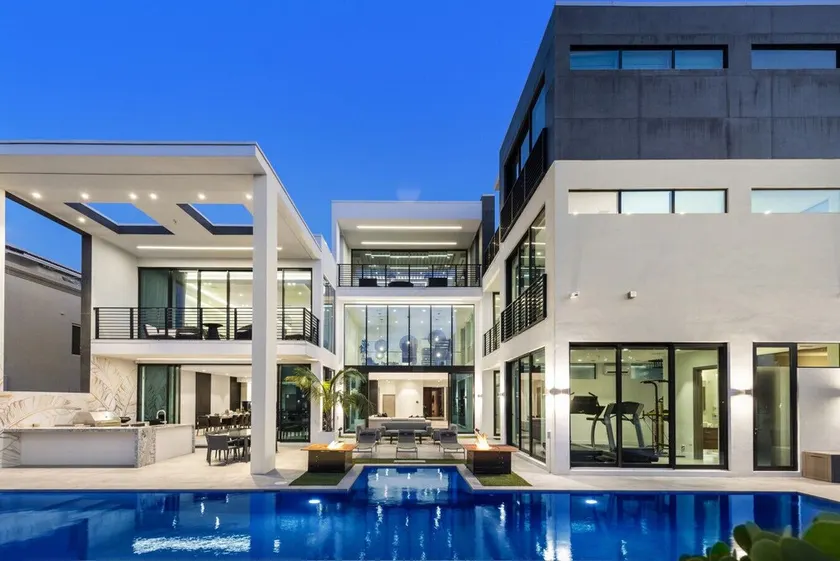 Boardwalk Mansion Lauderdale Villa: Private Pool, Hot Tub, Mini-Golf & Guest House - Image 1