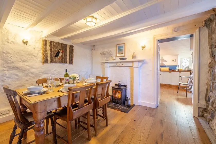 A spacious, detached cottage with character and charm, located in St Agnes. - Image 1