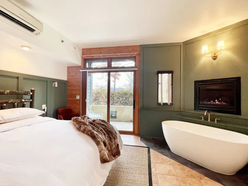 NEW! Romantic Spa Suite with Fireplace & Den - Image 1