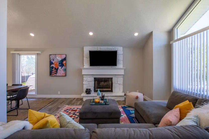 Family Stay | Mtn Views + Yard + Pets + Long Stays - Image 1