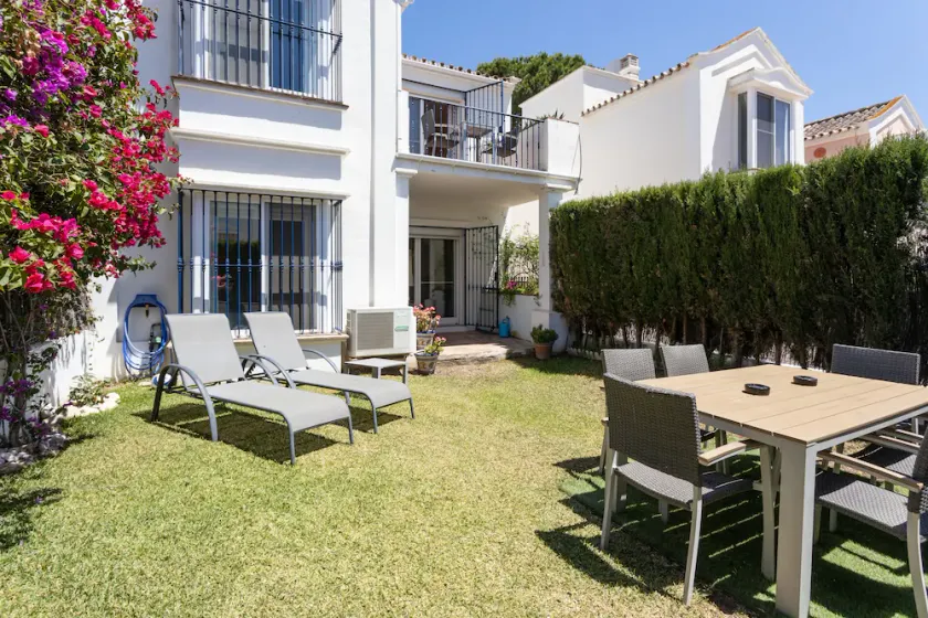 Holiday home with private garden 5 minutes from puerto bañus and the beach - Image 1