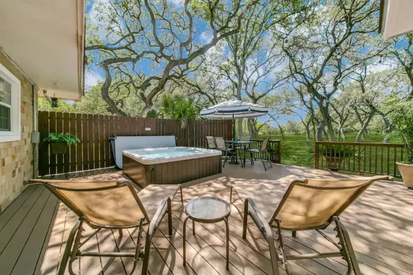 Under the Oaks, a charming, romantic retreat with hot tub and sauna - Image 1