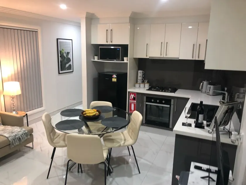 Tranquil 2 bedroom flat with private courtyard - Image 1