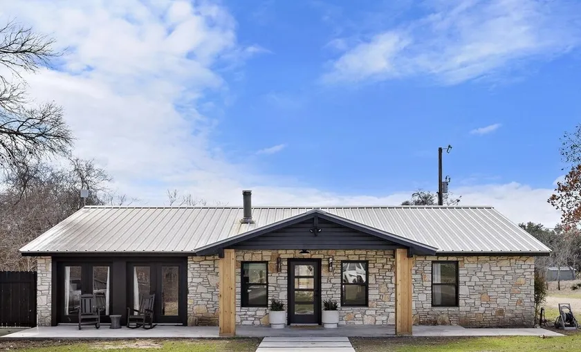 A beautiful and functional central Texas hideaway with large outdoor deck - Image 1