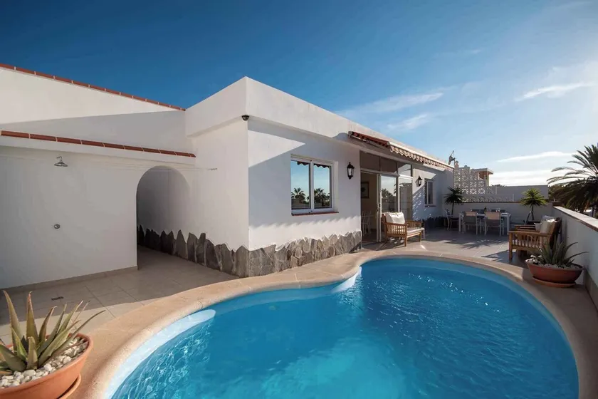 Holiday home with pool near the sea - Image 1