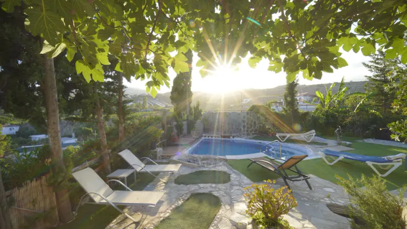 Lantligt hus med pool, lekplats etc. - Image 1