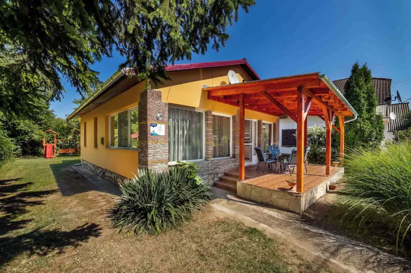 Holiday home with a large terrace - Image 1