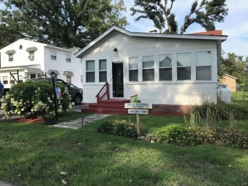 Cottage on The Point! Bring your bikes & golf cart, and your pets! - Image 1