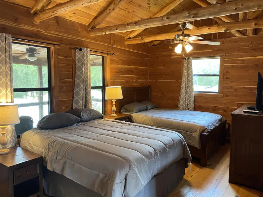 Charming Cabin on the San Marcos River with large back screened-in deck! - L2 - Image 1