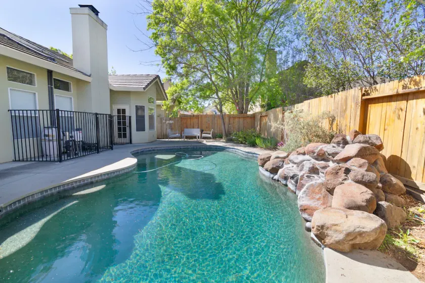 3 bedroom home with pool!! - Image 1