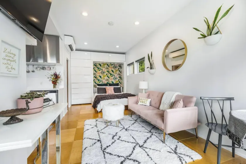 Not so tiny house with full kitchen & patio swing - Image 1