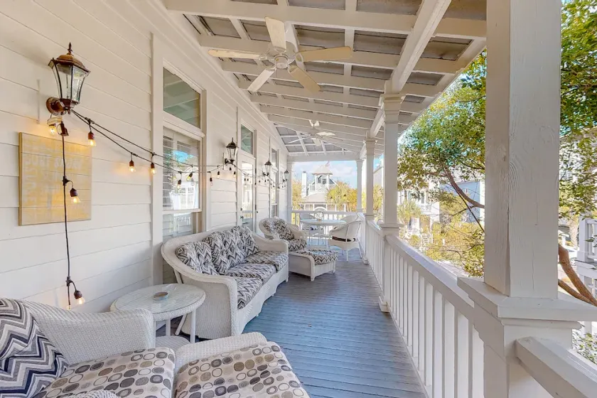 Charleston-style cottage w/ lovely decks, steps to the beach & pools - Image 1