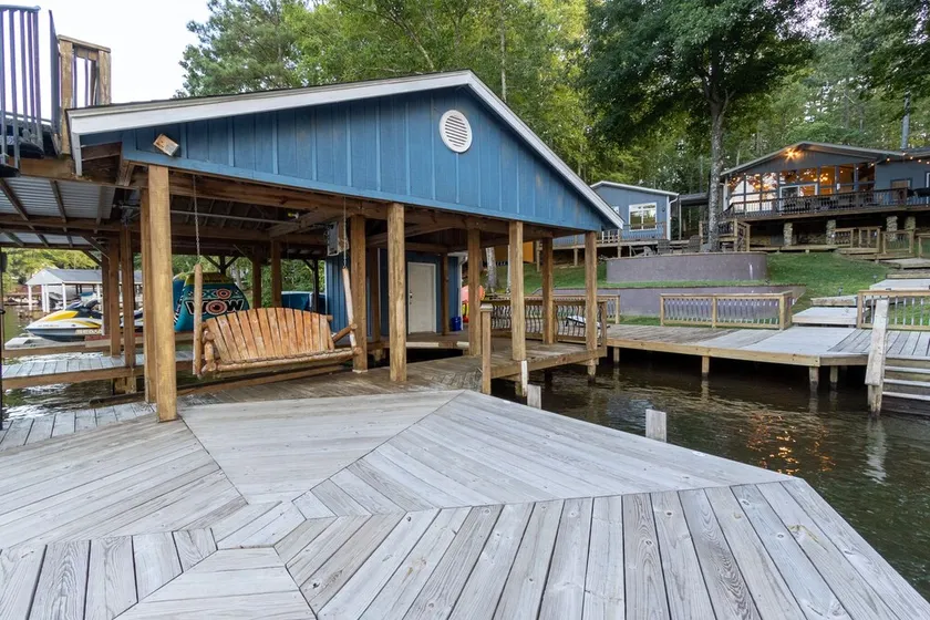 Peaceful lakehouse on deep water cove, firepit, tiki bar - Image 1