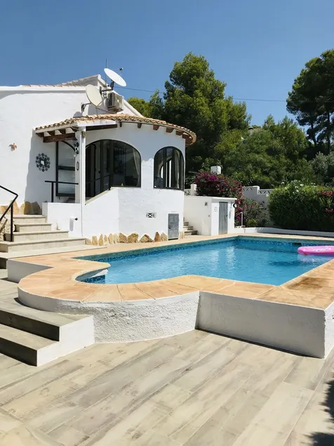 Ruhige Villa, Swimmingpool, Klimaanlage, WLAN, 3 Schlafzimmer für 6 ruhige Personen - Image 1