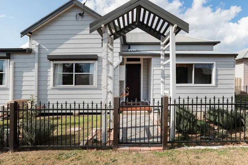 Flamingo House - 7 mins to Pokolbin wineries, dog friendly, fully fenced - Image 1