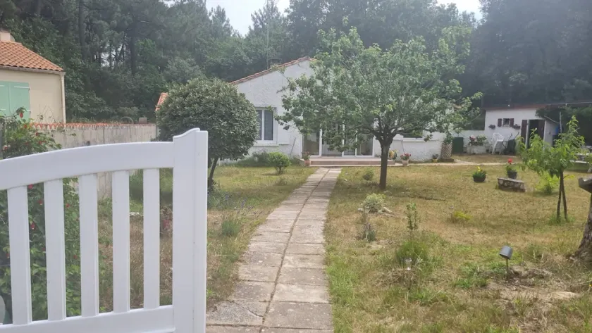 Villa on 1300 M2 land between Palmyre and Saint Palais - Image 1