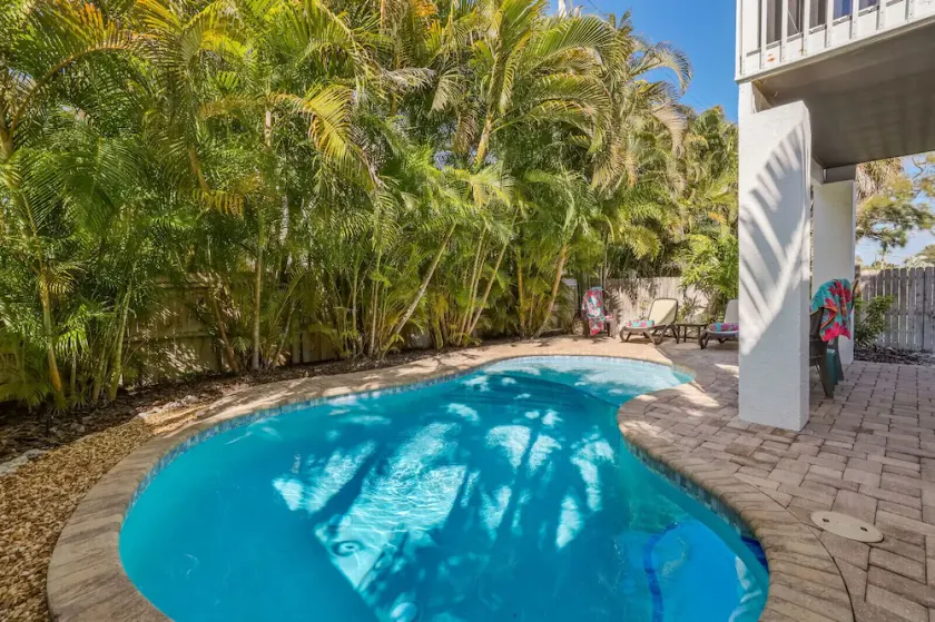 Vente de printemps! Prix r��duit jusqu'au 31 mai! Island Hideaway East- Superbe piscine privée à la maison à quelques pâtés de maison de la plage! - Image 1