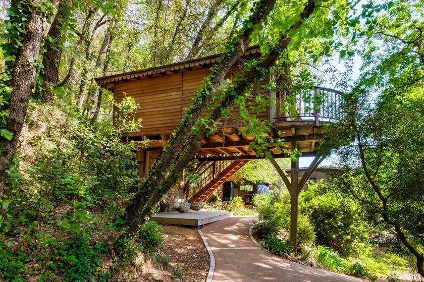 Holiday treehouse \"Bagheera\" with Shared Pool, Private Terrace & Wi-Fi - Image 1