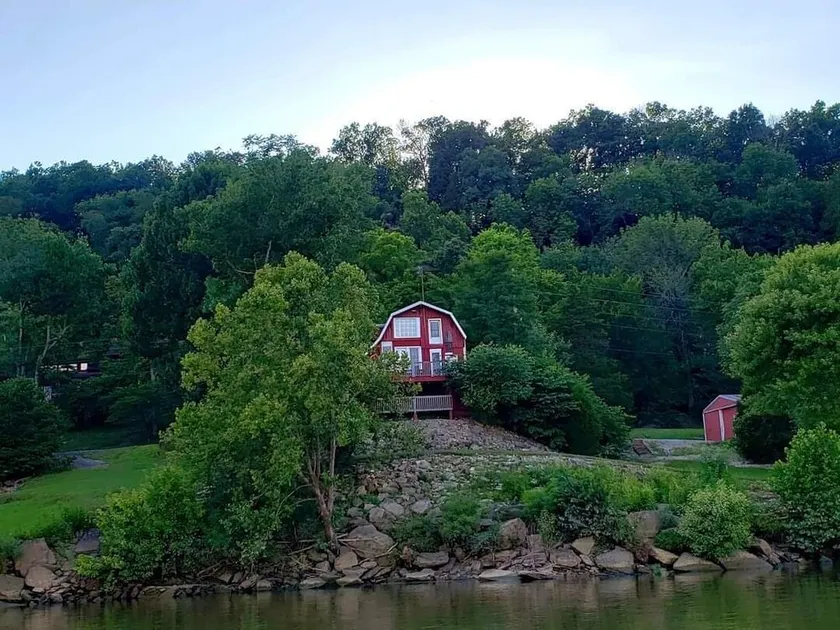 Ohio River Waterfront Cabin 4 bedroom 2 bath Derby Indiana sleeps 10 with hottub - Image 1