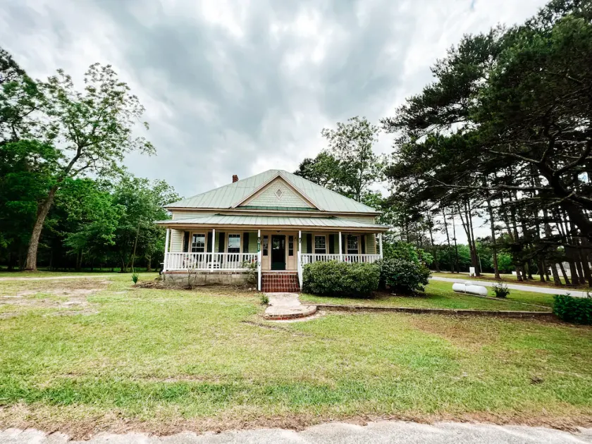 Beautiful 1951 home. - Image 1